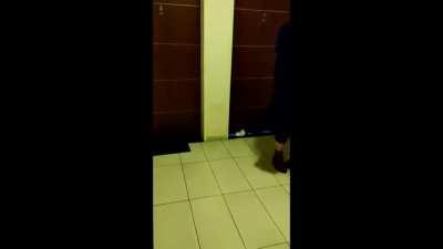 Mujer se dedica a vandalizar las puertas de los departamentos tirándoles huevos, caca y orina