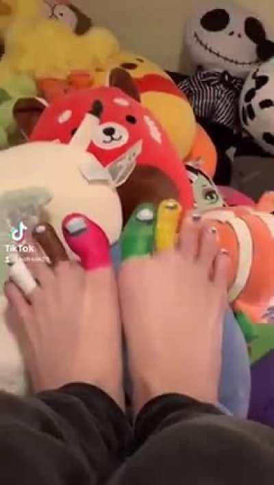 It’s pitzicatto rainbow toe guy!