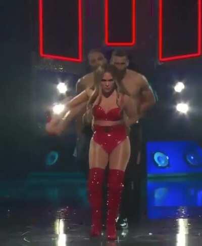 Sexy Mommy Jennifer Lopez shaking her juicy body on stage 😍💋👅💋👅😍