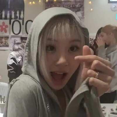 210410 - Chaeyoung sends a heart