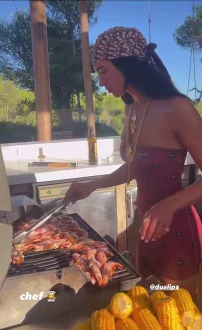 Even when the grill isn’t on, dula peep is cooking