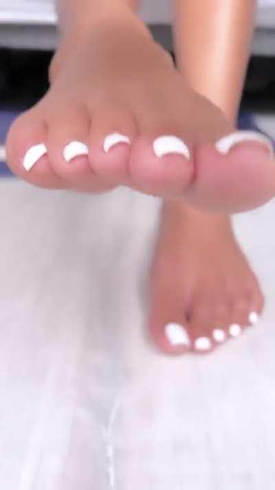 White toes for your lips