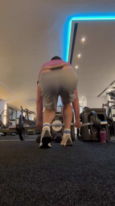 M27 wore wife’s panties to the gym 🤭