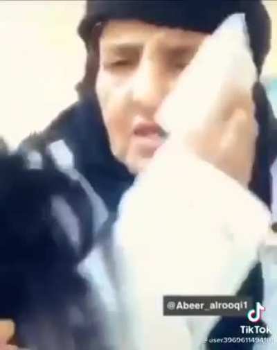 ممنوع الزرف. تطقطق على جدتها بفلتر سناب😂😂