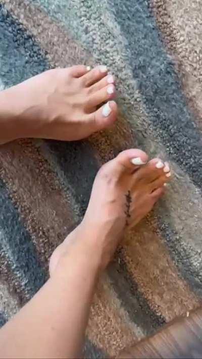 Who wants to gag on my pretty ass toes? ð ð¦¶ð½