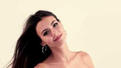 Her smile is so cute ð