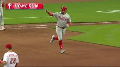 [Highlight] [Highlight] Kyle Schwarber hits a long one to bring the Phillies within two runs of the Reds.