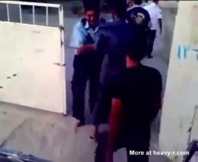 Los mods revisando quien puede entrar a r/mujico