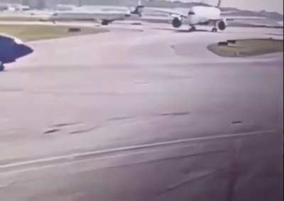 Watch the moment a wingtip of a Delta Airlines Airbus A350 strikes the tail of an Endeavor Air CRJ-900 and takes it clean off at Hartsfield-Jackson Atlanta International Airport. 