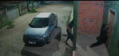 Quick reaction time saves a woman from being robbed or worst