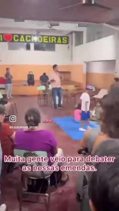 O que mais me encanta no video é a área de recreação para as crianças ali no meio da reunião