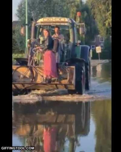 and they try to say that chivalry is dead (r/shortclips)