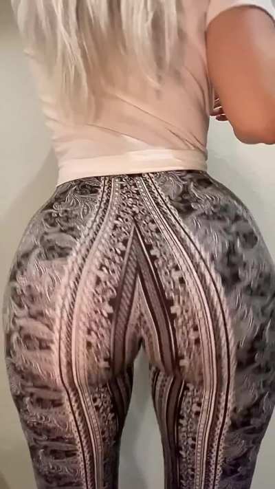 Bought one size down on my leggings and they are skin tight painted on 😈 can’t wait to wear these out in public 👀