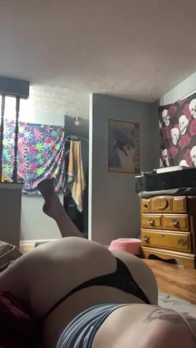 Booty goin' round and round is a theme...