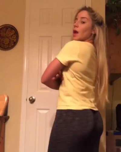 Shaking her ass | nastassia