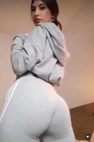CUTE FACE CUTE BUTT 🍑