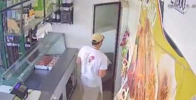 Autoridades buscan a un delincuente que huyó sin pagar de una pollería de Bariloche