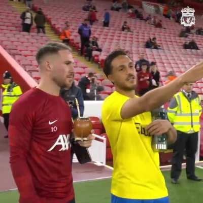 Los hermanos Mac Allister tomando mate en la previa del partido.