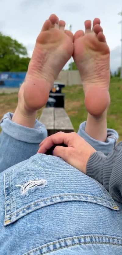 Would you give me a public lick down on the park bench? 👅😋