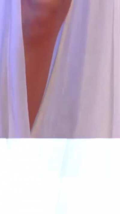 Anushka Bhabhi looks just stunning. Dreamy stuff