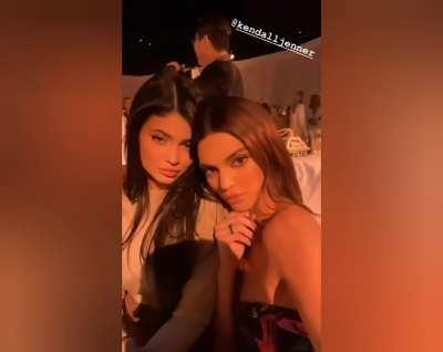 Kendall & Kylie tongue out + kiss