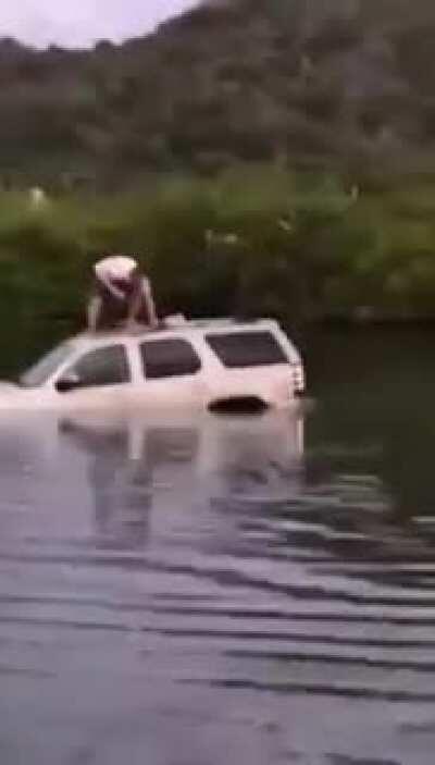 Dutch guy drives car into lake,Curacao
