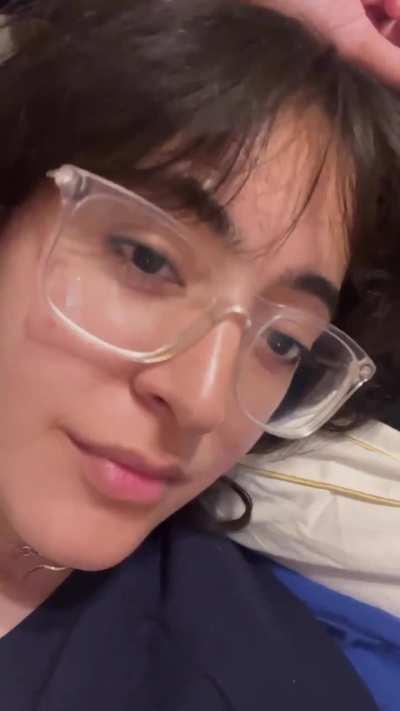 Is chikni NRI Instagram raand ko chehray pay muth chahiye. Khada kar diya? 