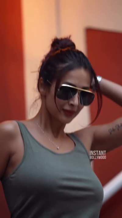 Boobilicious Malaika looking sexy in tank top! 😍😘