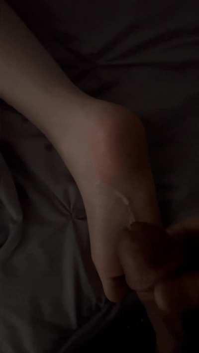 cumming on gf’s sleepy feet is the best 🤤😋