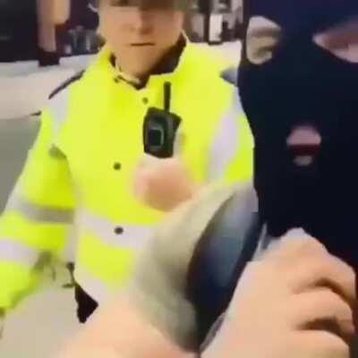 Офицер, где находится ближайший банк?