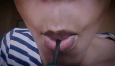 Amazing Lips around a lollipop 🥴