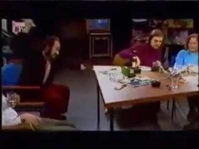 und deswegen mach ich jetzt hier diesen Tisch mal kaputt