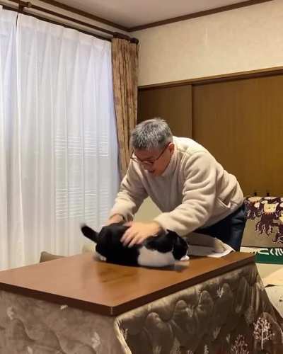 mAn BrUtAlLy AtTaCkS iNtRuDeR wHo DiStUrBeD hIS pApEr ReAdInG