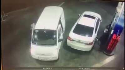 Foram assaltar. Deu nisso. Só faltou ele jogar um cigarro dentro do carro dos assaltantes.