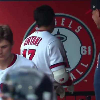 Ohtani finally shows his frustration and absolutely clobbers his helmet, but it fights back