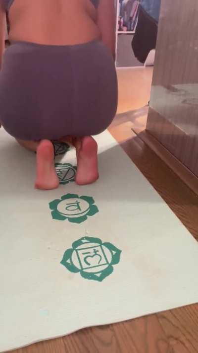 Lick my sweaty soles while I workout 😝🦶🏻👅