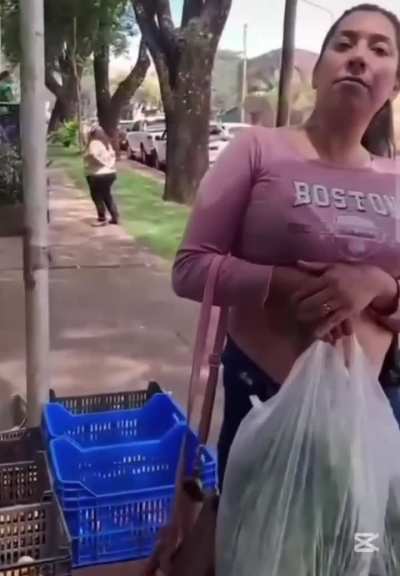 Grave denuncia de un feriante de Oberá, discutió con una joven por un queso y la mujer le mostró sus partes íntimas en respuesta a la discusión