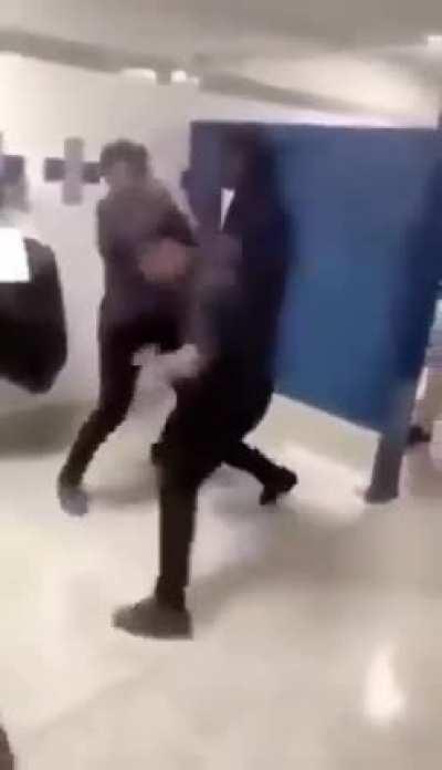 Aluno - Professor, posso ir no banheiro por favor? Professor - Porque não foi na hora do recreio? Banheiro na hora do recreio -