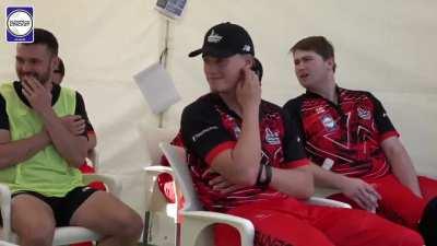 Some good fielding to start... but oh no, this really becomes a comedy, that made the commentator to sing.