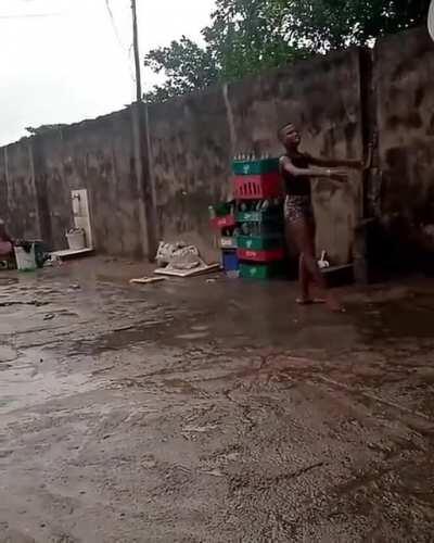 Bale bilmem ama babet yok ayna yok bence gayet iyi