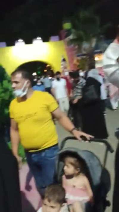 Bursa lunapark. Kendimi farkli bir ulkede gibi hissettim her yer suriyeli, çarşafli, işid gibi uzin saçli sakalli tiplerle dolu durum çok vahim