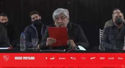 Moyano intentando leer 