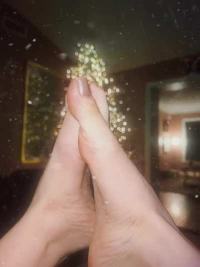 christmas eve special 🎁 i recorded an 8 min audio bedtime story JOI tonight. intimate, detailed, and meant to be listened to in the dark. sending it to OF subs for $5 only 🎄