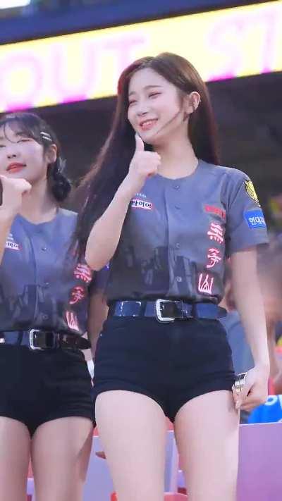 한국 치어리더 유리창 닦는 춤