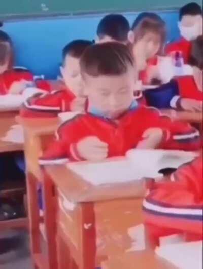 Черпает знания