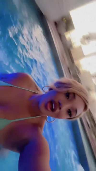 LoLo with a new hairstyle