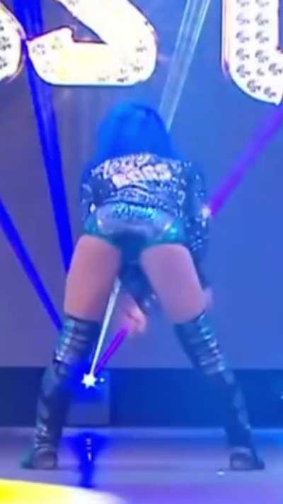 Christmas Day Booty shake | WWE Friday Night SmackDown - December 25, 2020