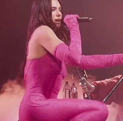 Imagine Dua Lipa thrusting her hips like this and pegging rough 🥵🥵