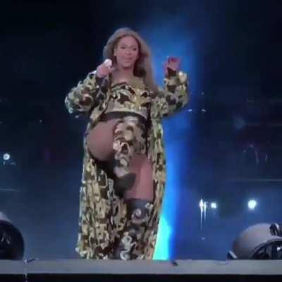 Throw back thigh twerk