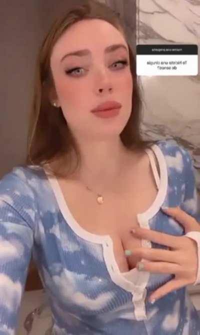 De Instagram. Pregunten siempre sobre sus senos y ella se los tocará en la respuesta.